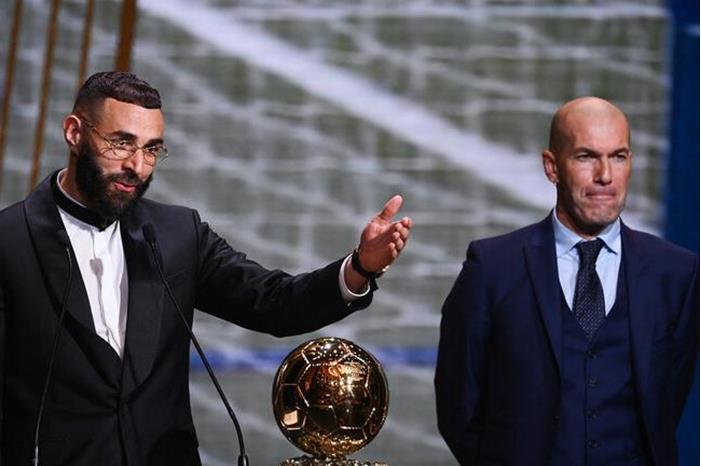 بنزيما يستعين بزيدان لتوجيه رسالة إلى ديشامب 639da66b4c59b7251f559ca7