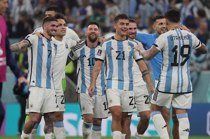 كرة نهائي كأس العالم تصل استاد لوسيل قبل مواجهة فرنسا والأرجنتين.. فيديو 00 arg