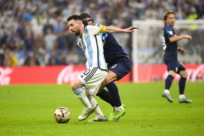 الأرجنتين تتقدم على فرنسا في المباراة النهائية لكأس العالم  4546626-2022-12-13T211758Z_1282285864_MT1PANP2511920368_RTRMADP_3_SOCCER-ARGENTINA-VS-CROATIA-SEMIFINAL-QATAR-FIFA-WORLD-CUP