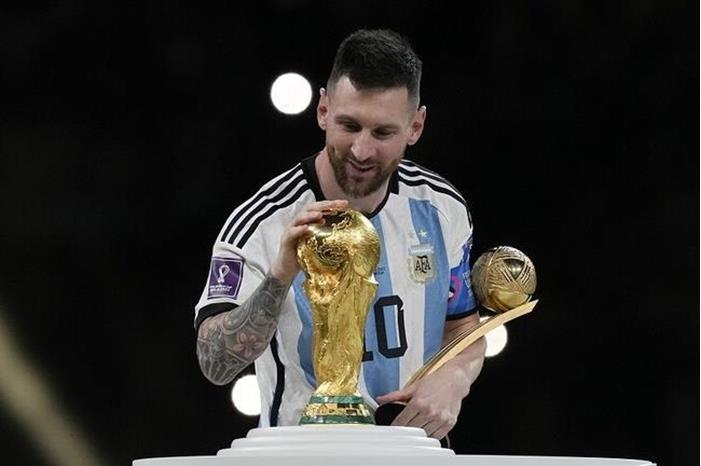 شاهد.. أول منشور لميسي بعد فوزه بكأس العالم 2022 639f811d4c59b7084565a9b3