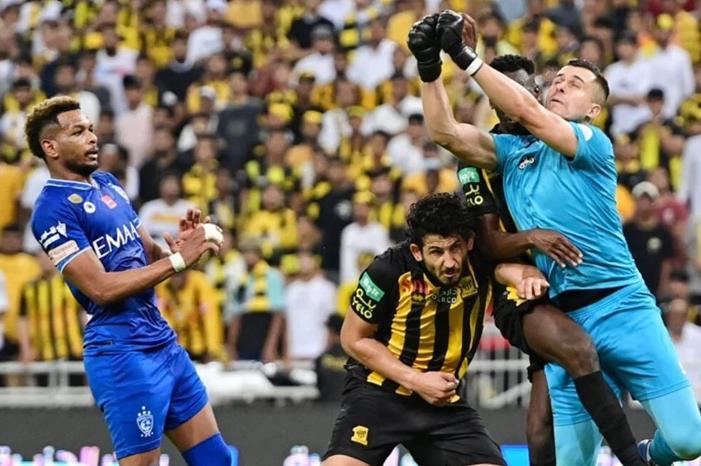 اتحاد جدة يطالب بطاقم تحكيم أجنبي أمام الهلال 778