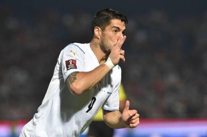 سواريز الى الدوري البرازيلي حتى العام 2024 FkyDyhoWAAQxAbS