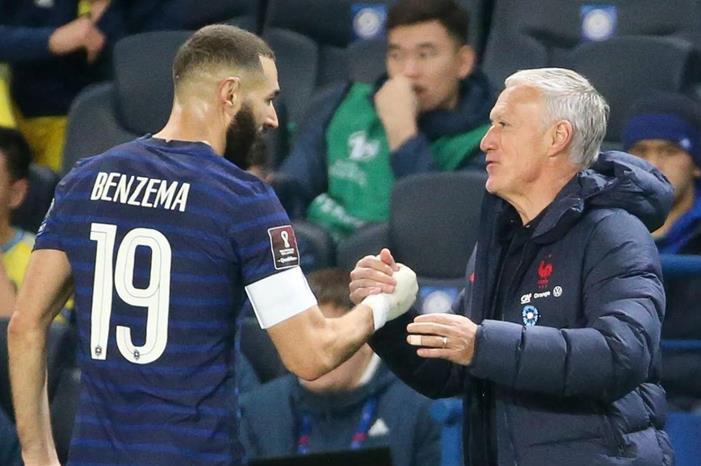 رسالة جديدة تشعل الحرب بين بنزيما وديشامب 58