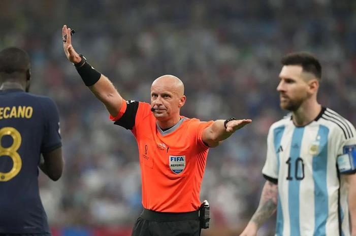 حكم نهائي كأس العالم يعترف: ارتكبت خطأ كلف الفرنسيين غالياً image