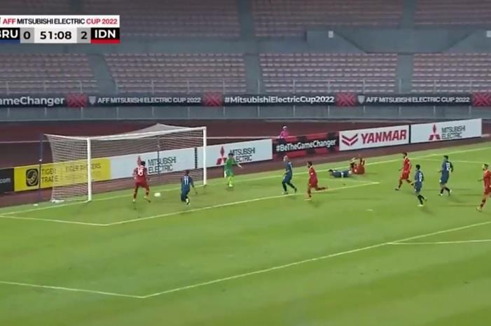 شاهد.. لقطة طريفة لمدرب يسخر من لاعب أضاع هدفا بشكل غريب 3