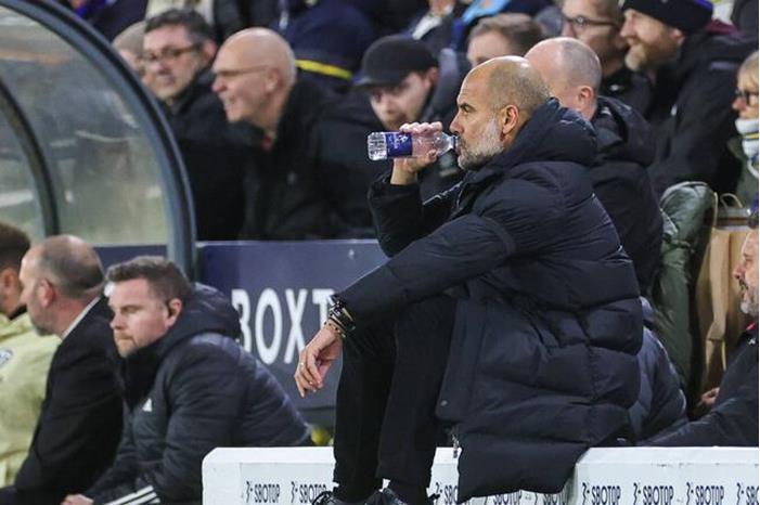 غوارديولا الغاضب يتعرض لموقف محرج بسبب زجاجة مياه (فيديو) 63ad658a4236041b2129f540