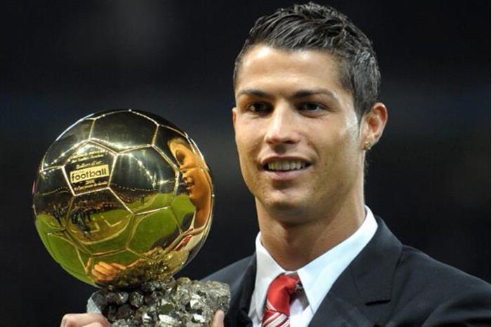 رونالدو ثاني لاعب متوج بالكرة الذهبية يوقع للنصر السعودي 63b00b594236043e6c7d88f9