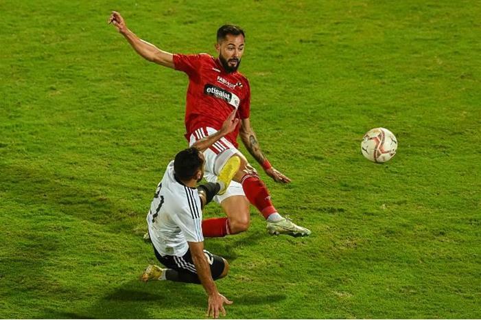 الأهلي يتصدر الدوري المصري بفوز صعب على طلائع الجيش 2258