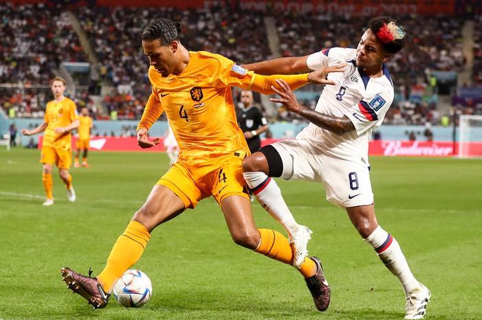 هولندا تتخطى أمريكا بثلاثية وتتأهل لدور الـ 8 FjEQO1BX0AEV9CF