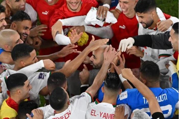 ما سر احتفال لاعبي المغرب بتأهلهم لثمن نهائي المونديال بالضرب على رأس مدربهم؟ 638ca0dc4c59b76d571d936b