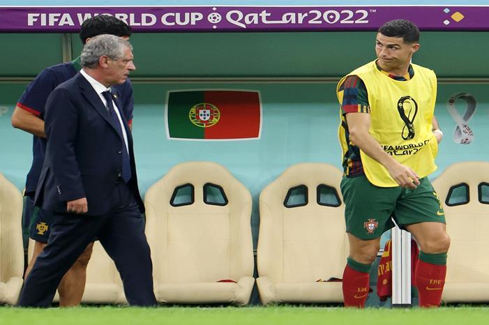 ما حقيقة تهديد رونالدو بمغادرة معسكر البرتغال في كأس العالم؟ GettyImages-1447228248