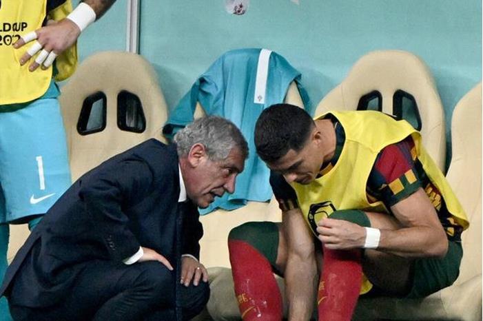 مدرب البرتغال يكشف رد فعل رونالدو عندما أخبره بقرار جلوسه على الدكة 6393311f4236043b9e20de07