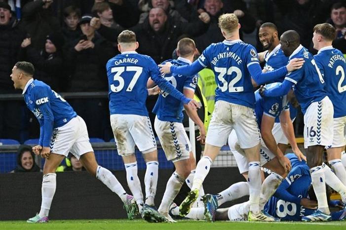 إيفرتون يهزم تشلسي بثنائية 202312102040154578Y