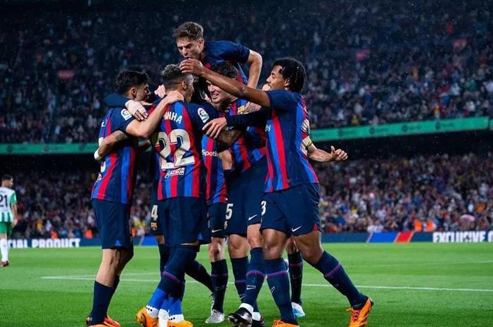 تشافي يعلن قائمة برشلونة لمواجهة رويال أنتويرب البلجيكي 11