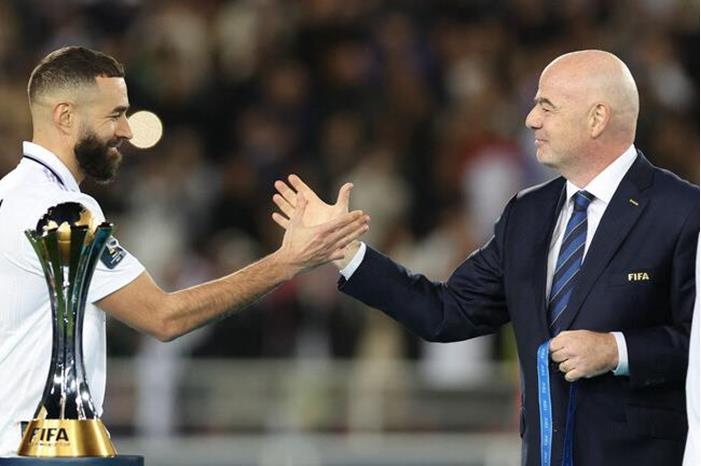 إنفانتينو يهنئ بنزيما 65799e774c59b75f46111224