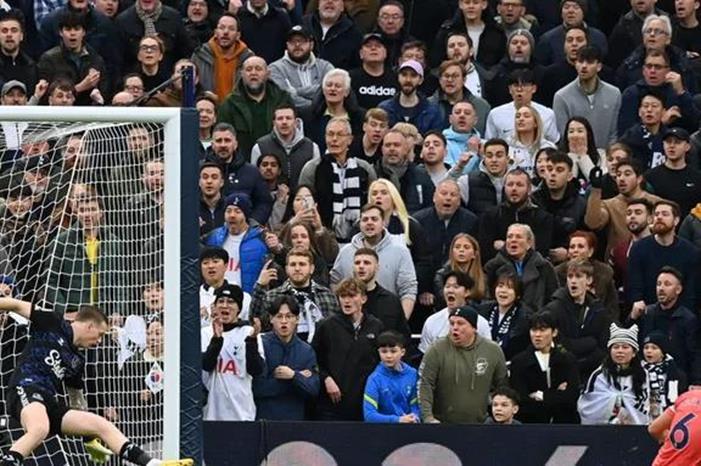 توتنهام يفرمل قطار إيفرتون ويصعد إلى المربع الذهبي 74