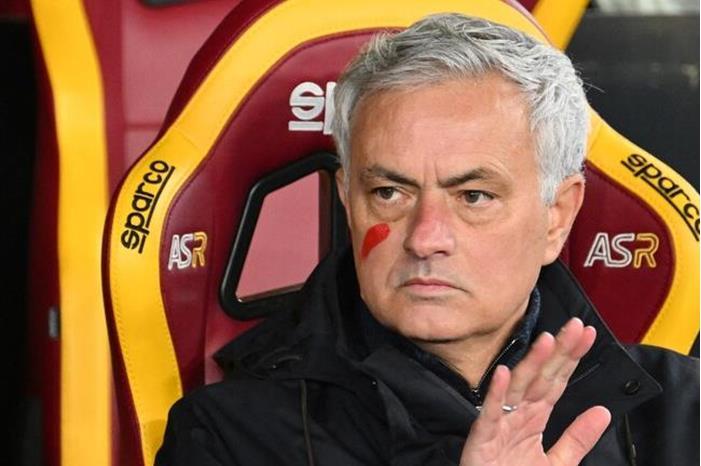 مورينيو  المثير للجدل  يحتج بطريقة مبتكرة 656da05d4c59b76e2d5b100e