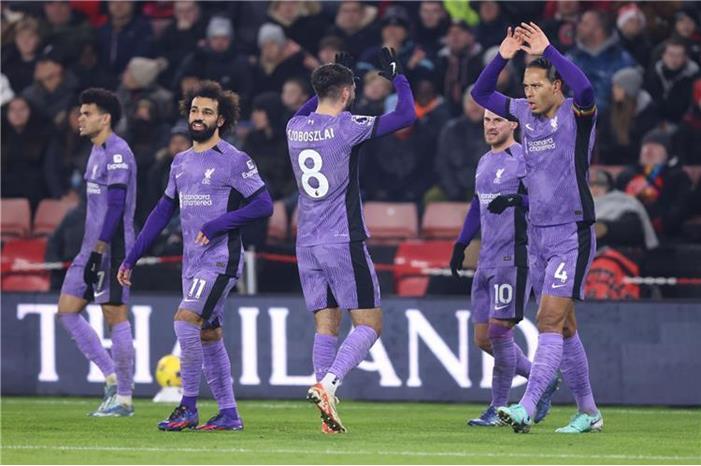 ليفربول يعبر شيفيلد يونايتد بثنائية ويواصل مطاردة آرسنال في الدوري الإنجليزي large