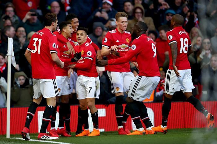 مانشستر يونايتد يستعد لإفساح طريق الرحيل أمام 3 نجوم 94314