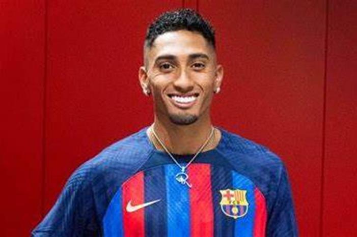 السيتي وآرسنال يتنافسان على نجم برشلونة OIP (7)