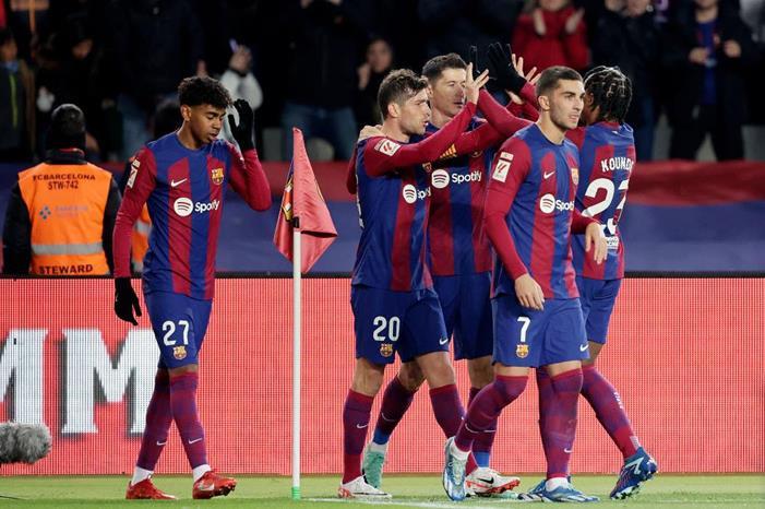 برشلونة يحسم موقفه من الميركاتو الشتوي GettyImages-1863292642