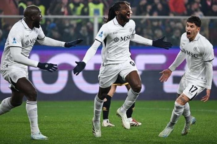 نابولي ينتزع فوزاً ثميناً على جنوى في الدوري الإيطالي ANGOSIYA