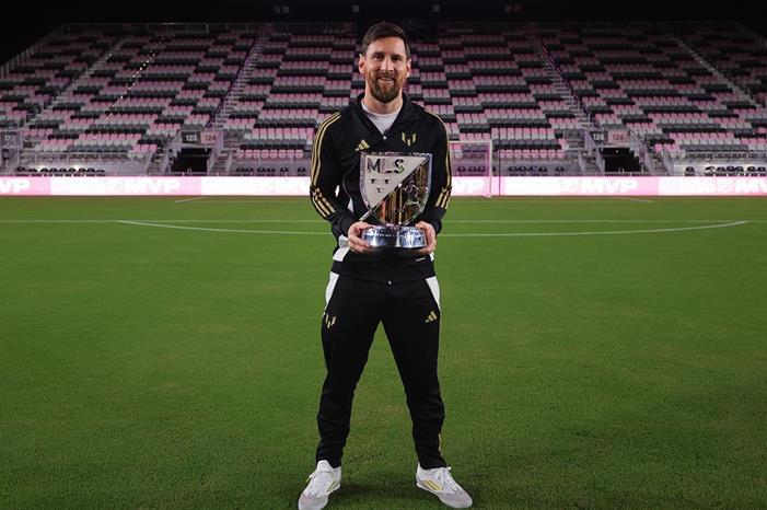 345147-ميسي-مع-جائزة-الهداف-وأفضل-لاعب-بكأس-الدوريات