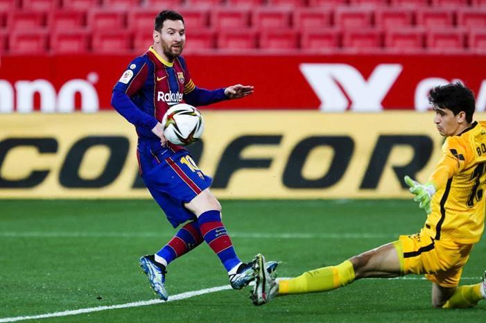 125908-بونو-يتصدى-لكرة-ميسي