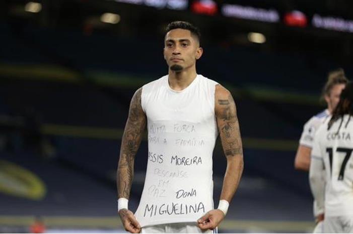 رسالة من لاعبي ليدز يونايتد لرونالدينيو Eu74K3-XMAUrInU