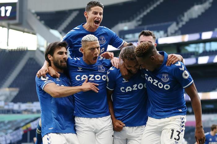 2549100-احتفال-كالفيرت-ليوين-مع-لاعبى-إيفرتون