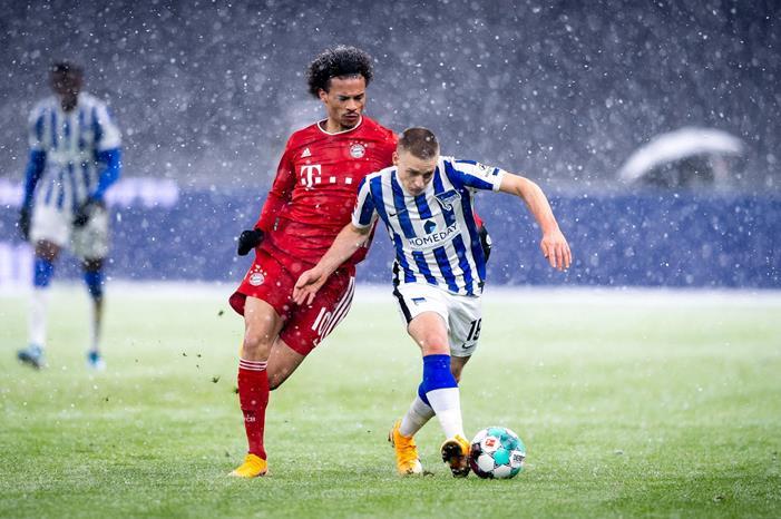 بايرن ميونخ يحقق فوزا صعبا قبل مواجهة الأهلي المصري 1610629-ساني-يضغط-على-مدافع-هيرتا-برلين