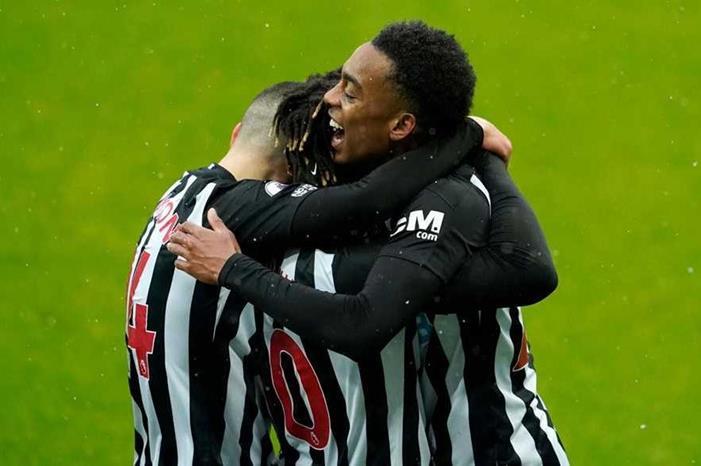 نيوكاسل يحقق الفوز الأصعب بـ 9 لاعبين فقط 265978_0