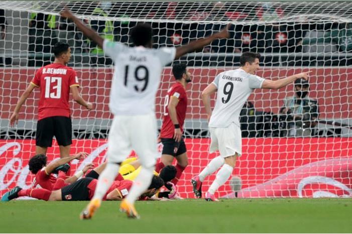 مدرب بايرن ميونخ يعلق على أداء الأهلي RTX919JR