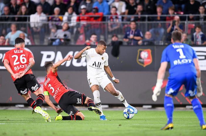 باريس يسقط رين بضربة قاضية لمبابي ECR3HD5XYAAiAsZ