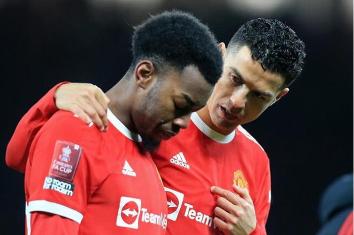 رونالدو يثير حفيظة الجماهير واتهامات بالبصق على زميله (فيديو) 6208ae0d42360417f25bf7c6