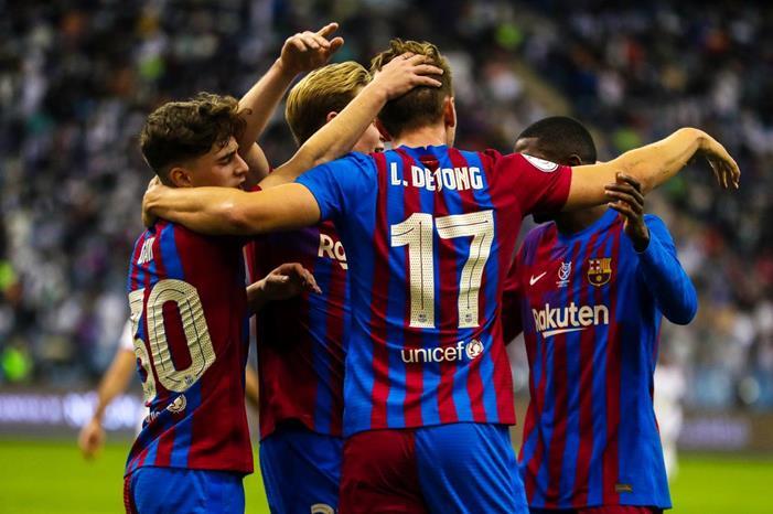 أداما تراوري يقود هجوم البارسا في ديربي كتالونيا 20220113_125022