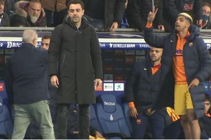 أراوخو مدافع برشلونة يعتذر عن تصرف مسيء أمام إسبانيول aru