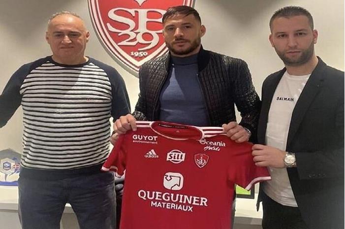 الجزائري بلايلي ينضم لنادي بريست رسميا 61f8bc1e4236047ec2262cdc