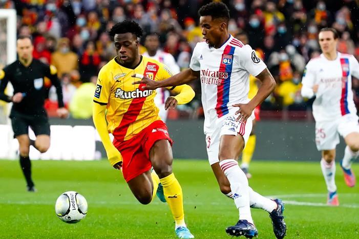 Duel-entre-Thiago-Mendes-et-Arnaud-Kalimuendo-lors-de-Lens-Lyon-le-19-fevrier-2022-1270719