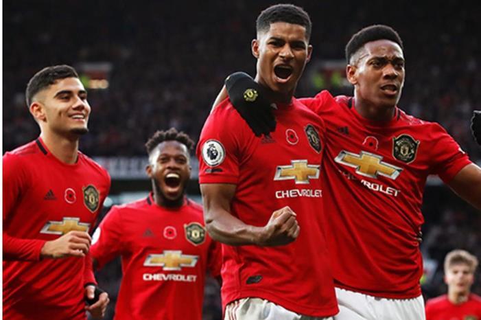 الاتحاد الإنجليزي يحقق في الاعتداء على لاعبي يونايتد image