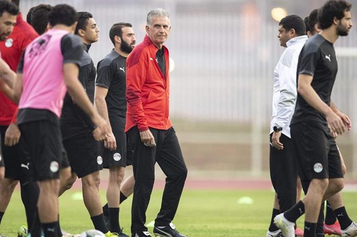 طائرة درون تتسبب في إيقاف تدريب الفراعنة (فيديو) egypt (1)