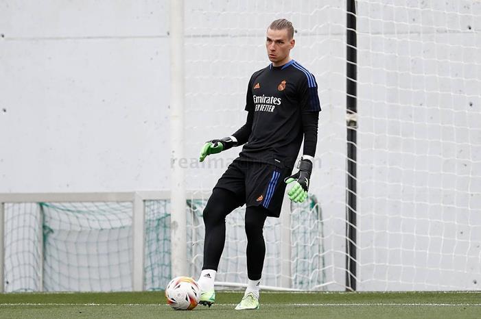 ريال مدريد يدعم حارسه الأوكراني لونين وأسرته E5oOMGzXMAQmnGJ