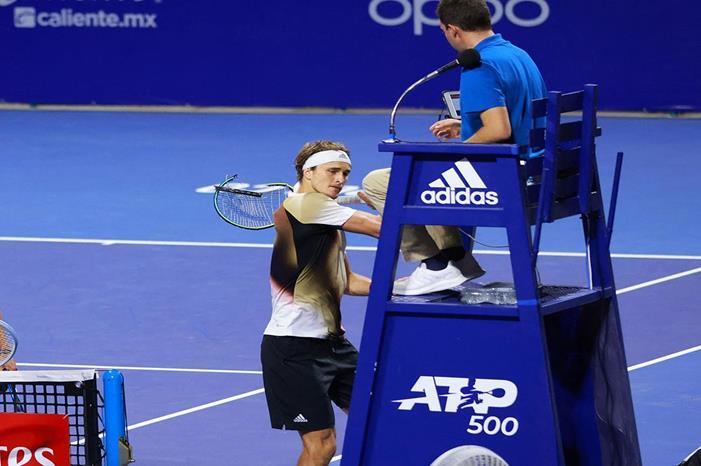 شاهد.. الألماني زفيريف يضرب الحكم بمضرب تنس jkjkj