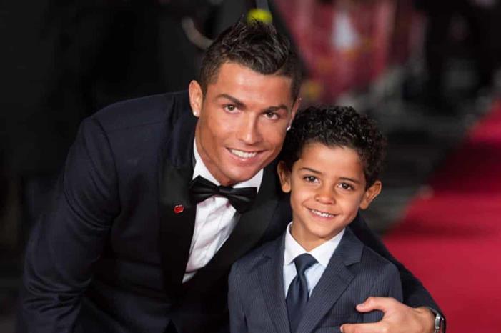 رونالدو يفجر مواقع التواصل بصورة مع ابنه كريستيانو جونيور.. (صورة) emarat-news_2022-01-29_13-39-21_220748