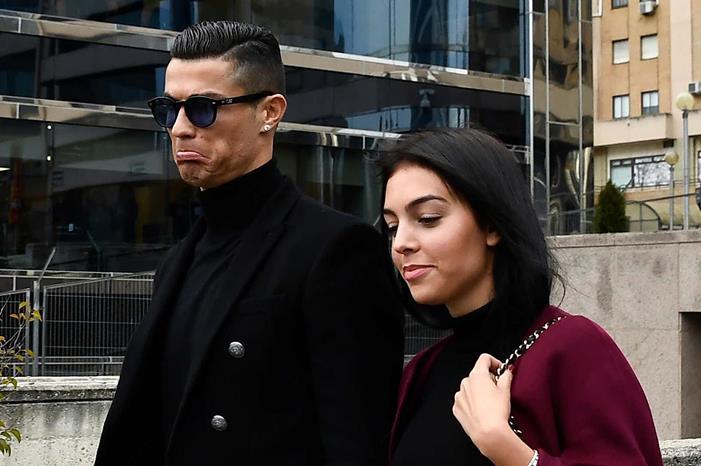 جورجينا تهنئ رونالدو على طريقتها edb577e6cad9cebc5efc4a9e41f2a03002ad07a6