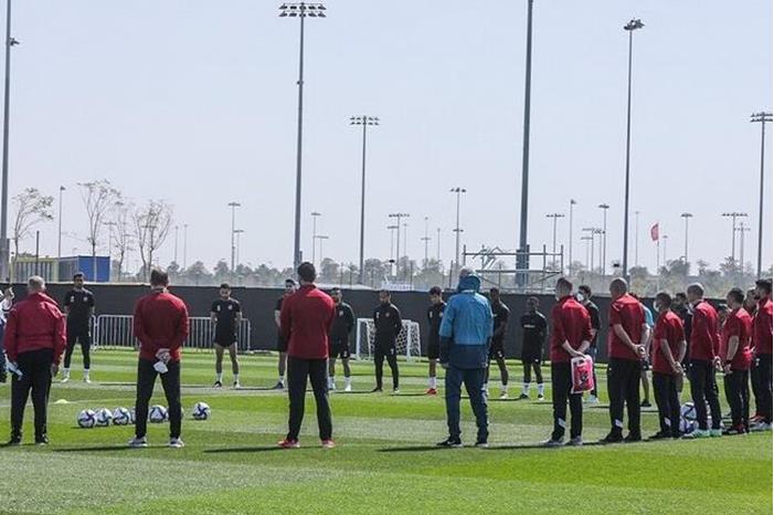 دقيقة حداد على روح ريان قبل تمرين الأهلي المصري (صور) 61ff90ac4c59b7667a4d6f8c