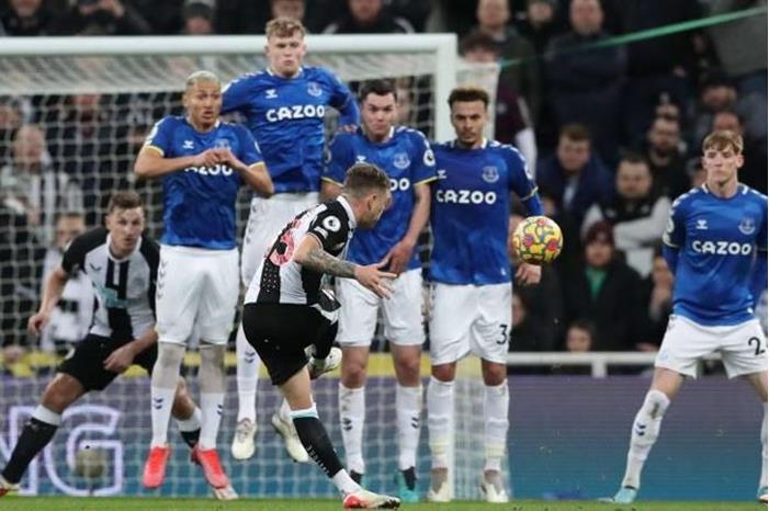 نيوكاسل يفوز على إيفرتون بالدوري الانجليزي kdhsf-730x438