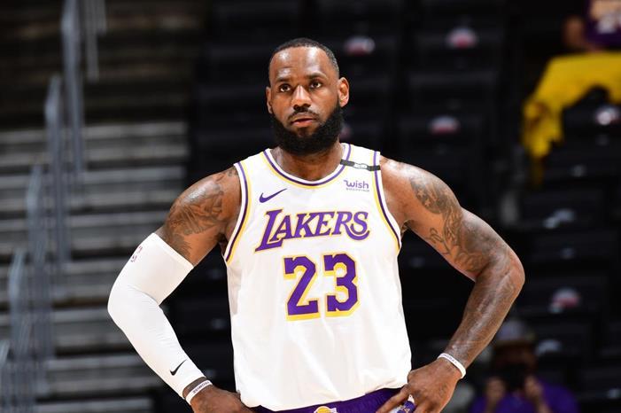 124-125018-lebron-james-sports-billionaire-nba-2