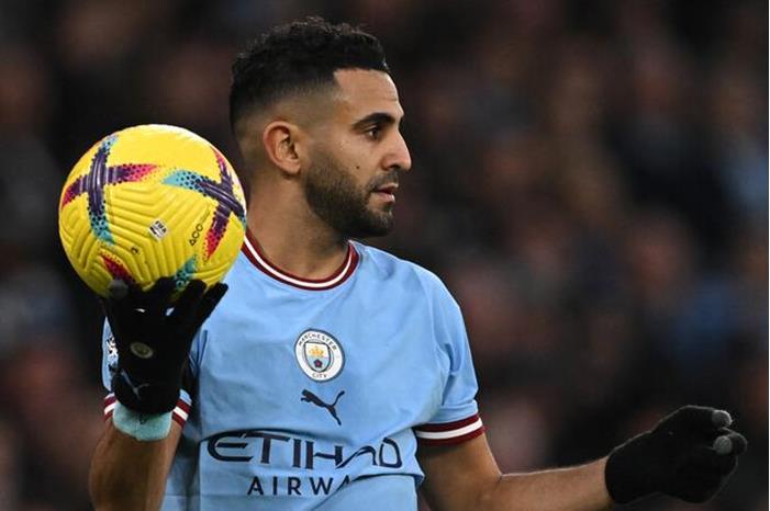 محرز يسخر من نفسه بعد كرة لا تضيع في ليلته التاريخية (فيديو) 63e9f69c4c59b764837647f3