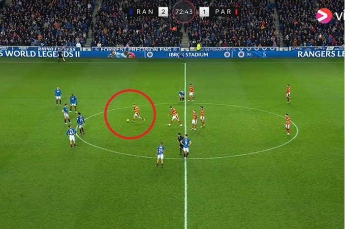 بعد تصرف مثير للجدل وشجار.. مدرب يأمر لاعبيه بفسح المجال للخصم لتسجيل هدف (فيديو) 63ea31764236047de01f4594